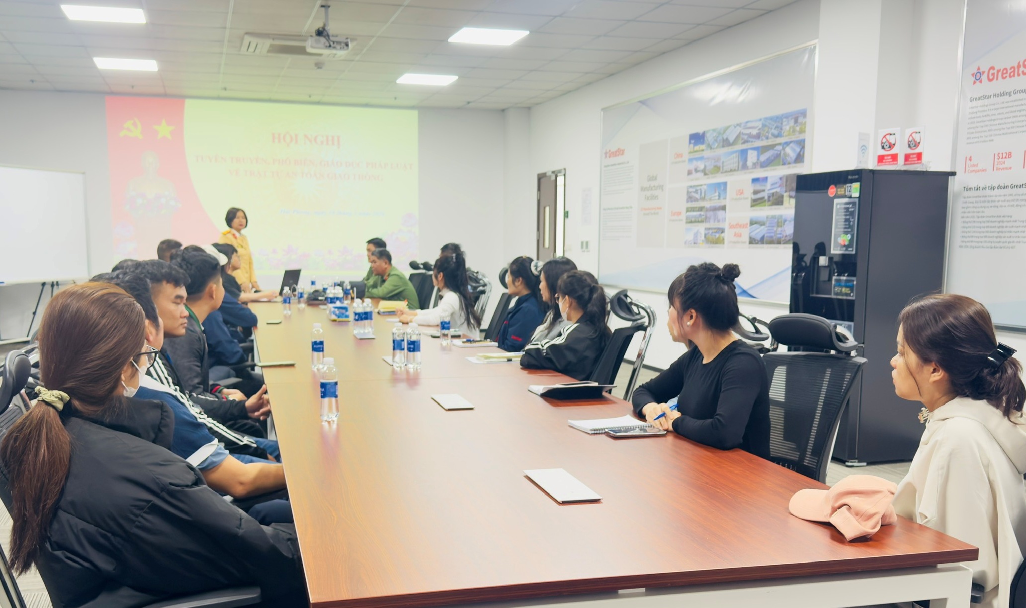 Phòng Cảnh sát giao thông và Phòng An ninh kinh tế: Tuyên truyền pháp luật tại KCN Nam Cầu Kiền
